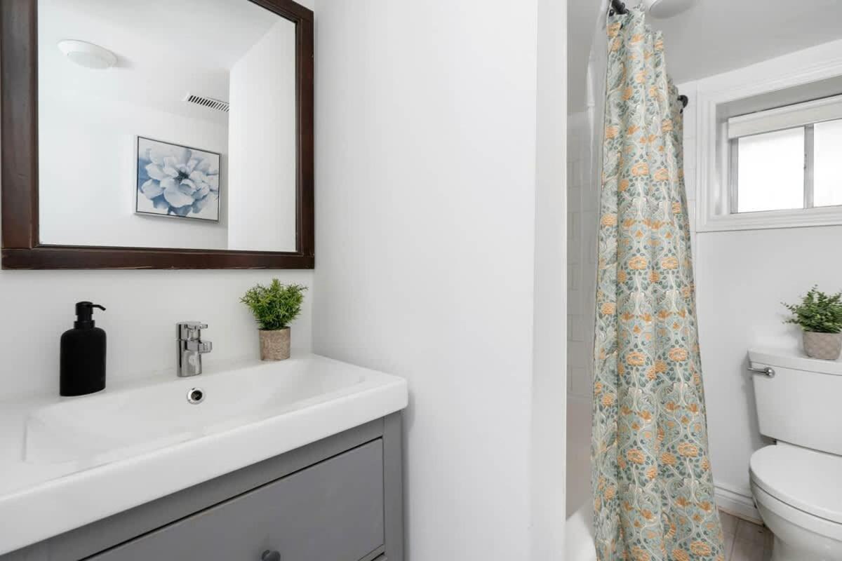 Private 2 Storey With 3br-2ba By Queen West Ferienhaus Toronto