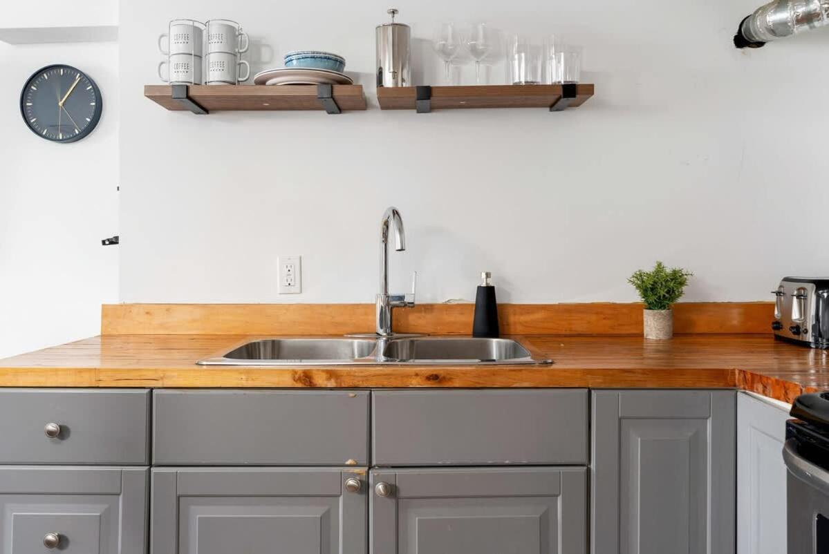 Private 2 Storey With 3br-2ba By Queen West Ferienhaus *