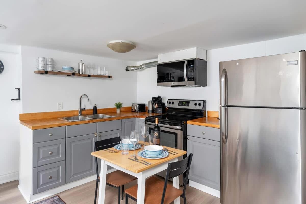 Private 2 Storey With 3br-2ba By Queen West Ferienhaus
