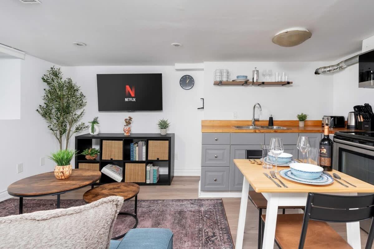 Private 2 Storey With 3br-2ba By Queen West Ferienhaus