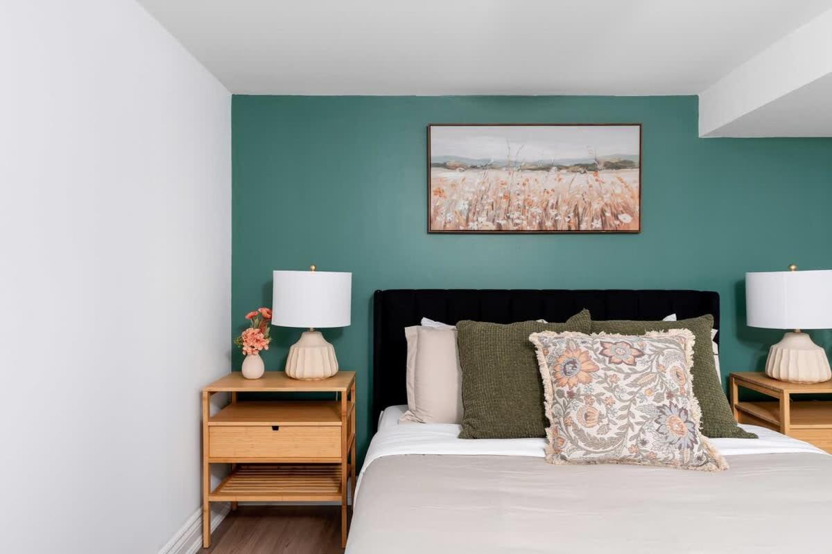 Private 2 Storey With 3br-2ba By Queen West Ferienhaus